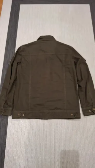 Chaqueta estilo militar verde.