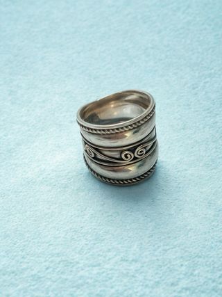 Anillos y pendientes plateados