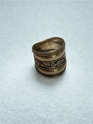 Anillos y pendientes plateados