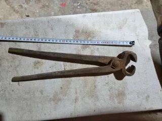 Tenaza antigua de forja