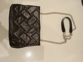 Bolso negro acolchado con cadena