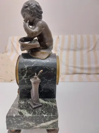Reloj Bronce con niño sentado sobre base de marmol