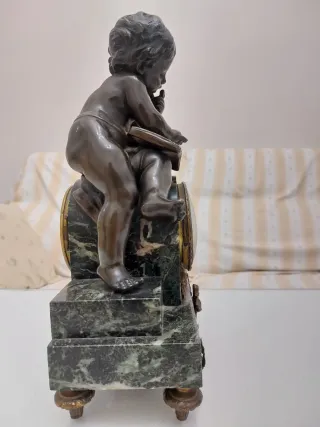 Reloj Bronce con niño sentado sobre base de marmol