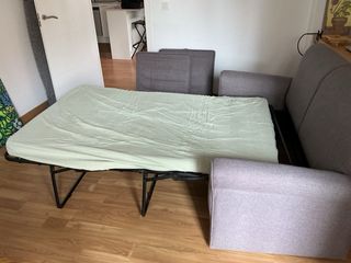 Sofá cama gris de tela