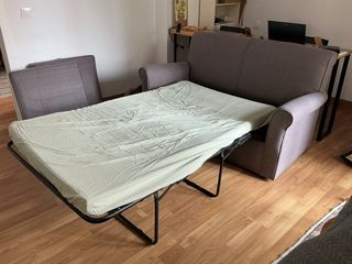 Sofá cama gris de tela