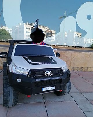 Coche eléctrico para niños Toyota Hilux 850 24v