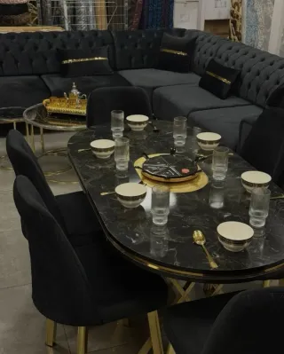 Mesa de comedor ovalada y sillas de terciopelo