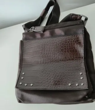 Bolso bandolera Tiger marrón con cremalleras.