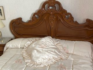 Dormitorio antiguo madera tallado y mármol