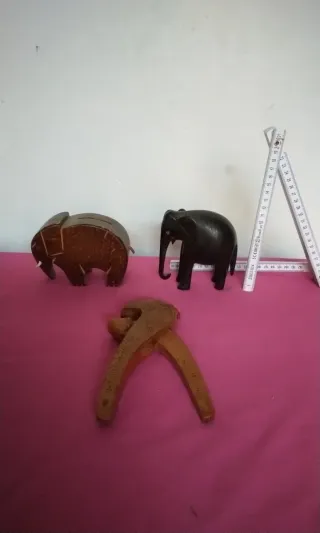 Figuras de elefantes de madera