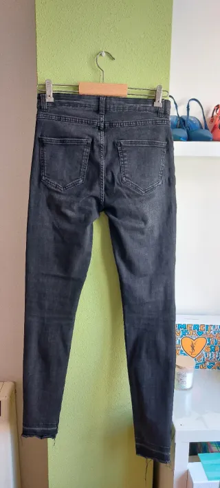 Pantalones vaqueros negros ajustados