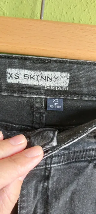 Pantalones vaqueros negros ajustados