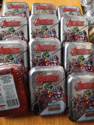 12 latas metálicas Los Vengadores