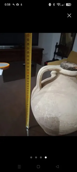 Cántaro de barro artesanal antiguo