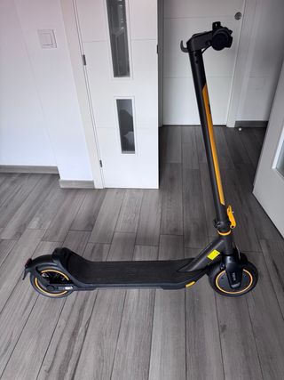 Patinete Eléctrico Amarillo y Negro