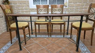 Mesa de comedor cristal y sillas madera.