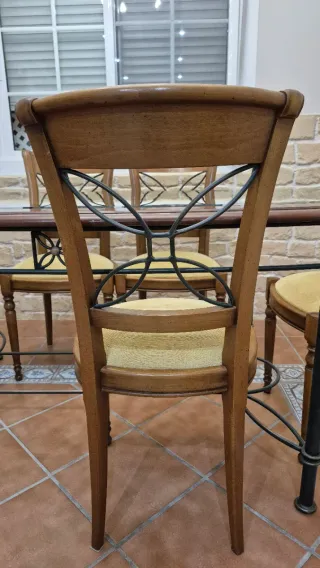 Mesa de comedor cristal y sillas madera.