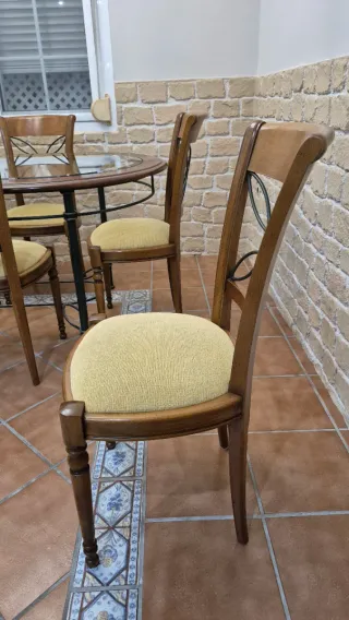 Mesa de comedor cristal y sillas madera.