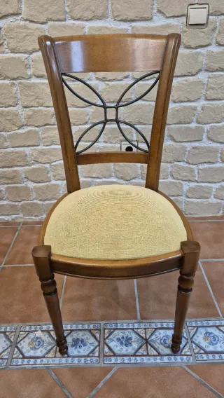 Mesa de comedor cristal y sillas madera.