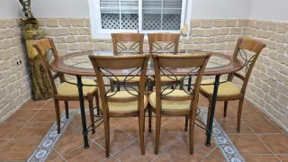 Mesa de comedor cristal y sillas madera.