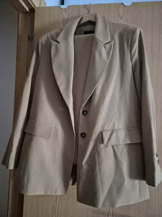 Traje beige