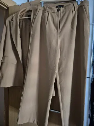 Traje beige