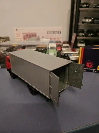 Camión Mercedes 1:50 Rojo