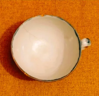 Taza cerámica antigua decorada