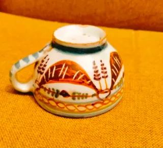 Taza cerámica antigua decorada