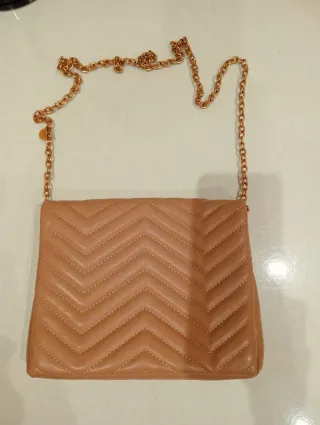 Bolso acolchado beige con cadena dorada