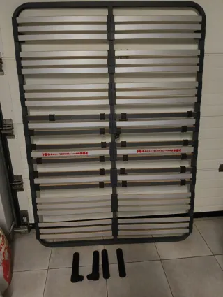 Somier de madera y plástico con 4 patas