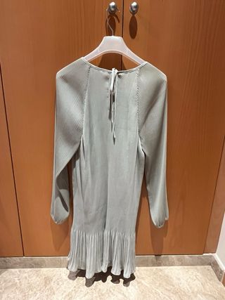 Vestido verde plisado manga larga