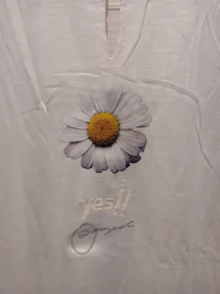 Camiseta flor con corazón. Marca Desigual. Talla L