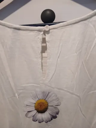 Camiseta flor con corazón. Marca Desigual. Talla L