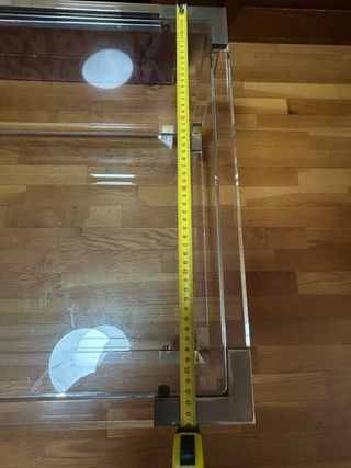 Mesa de cristal y metal dorada