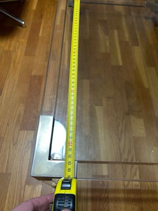 Mesa de cristal y metal dorada