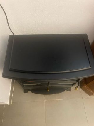 Estufa eléctrica negra con detalles dorados