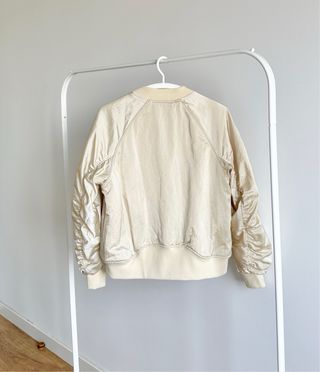 Chaqueta bomber beige dorado Zara