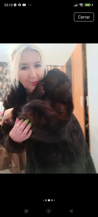 Abrigo de piel marrón y multicolor