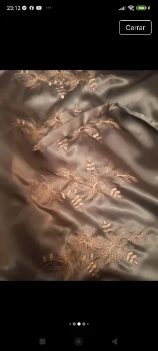 Abrigo de piel marrón y multicolor