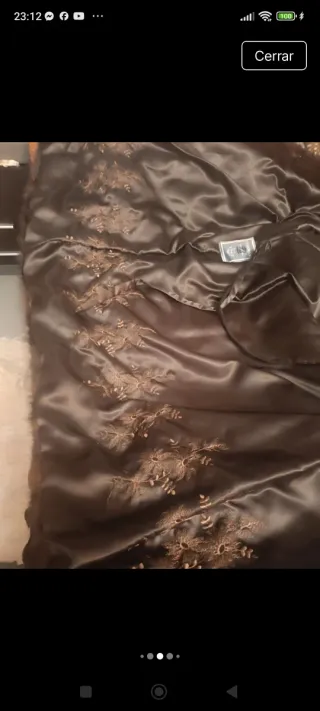 Abrigo de piel marrón y multicolor