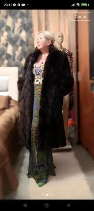 Abrigo de piel marrón y multicolor