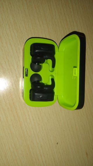 Auriculares inalámbricos negros y verdes
