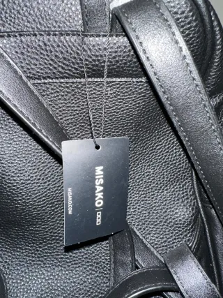 Mochila negra pequeña con detalles