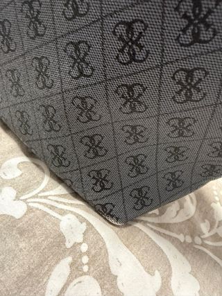 Bolso Guess Negro y Gris con neceser