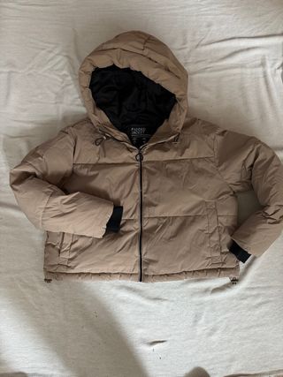 Abrigo acolchado beige y negro