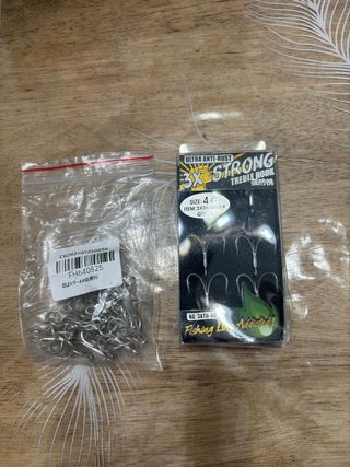 Lote anzuelos triples pesca + accesorios señuelos