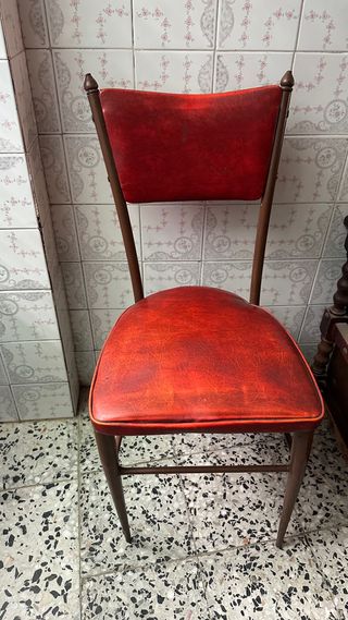 Par de sillas rojas polipiel y madera