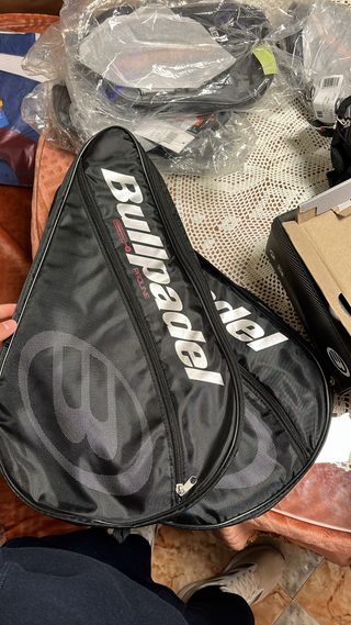 1 Funda para pala de pádel marca Bullpadel