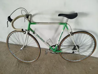 Bicicleta de carretera verde